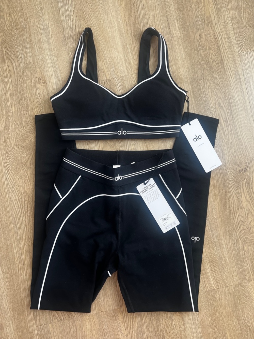 ALO Yoga Black Active Set with White Contrast Piping size small NWT
